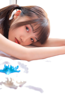 美女穿着内衣露出胸口